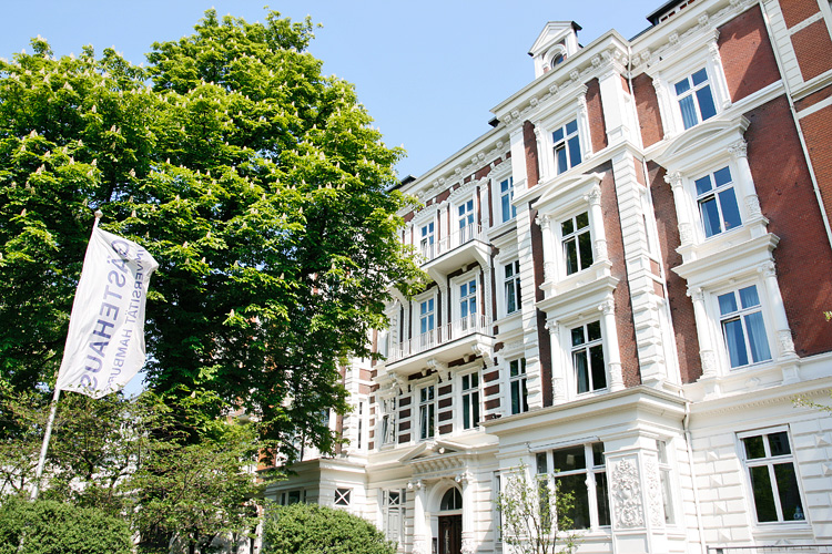 Die Absolventenfeier findet im Gästehaus der Universität Hamburg statt (Foto: UHH)